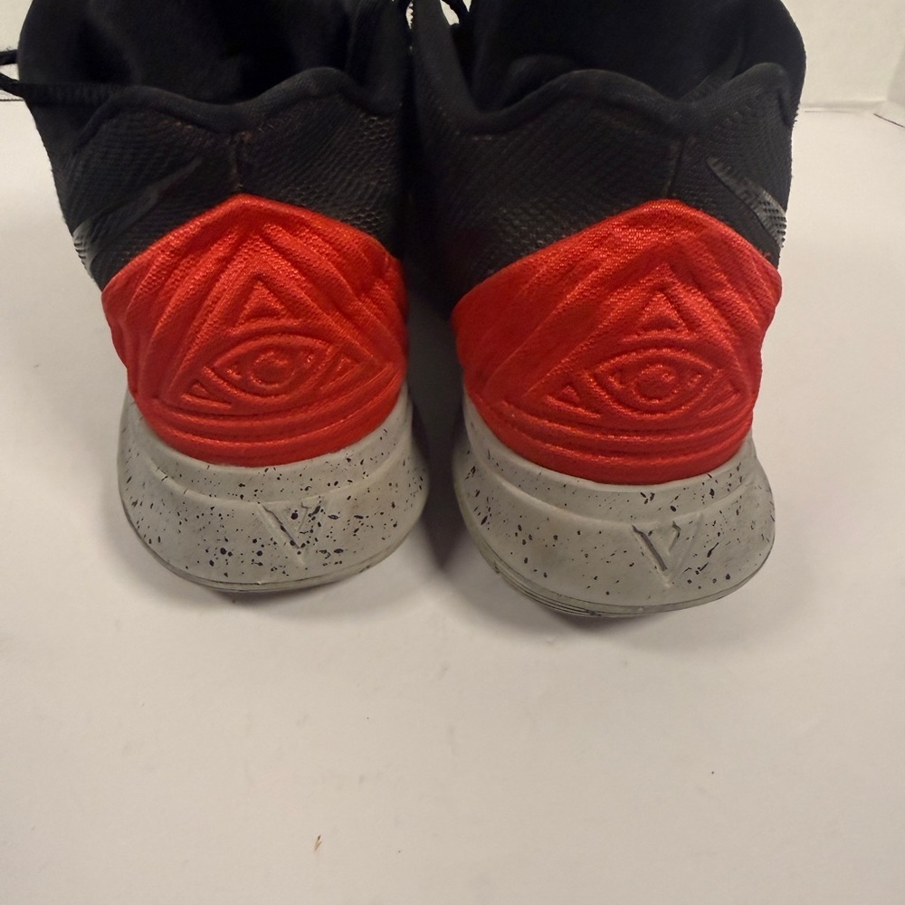 Size 11.5 - Nike Kyrie 5 EP Bred - AO2919-600 - Picture 8 of 11